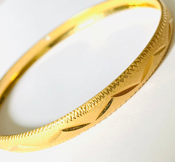 Gold bangle bracelet - Ilumine Gallery Store dainty jewelry affordable fine jewelry