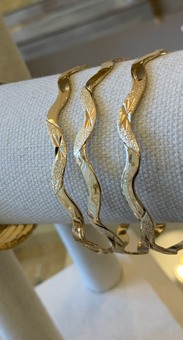 Gold scalloped bangle bracelet