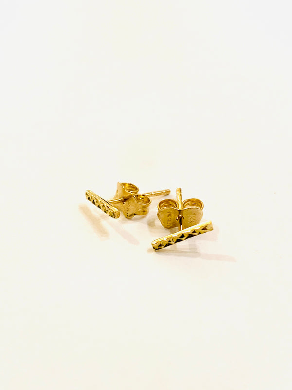 Solid gold vertical bar studs - Ilumine' Gallery 