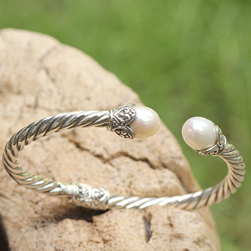 Silver hinged cable pearl bangle - Ilumine' Gallery 