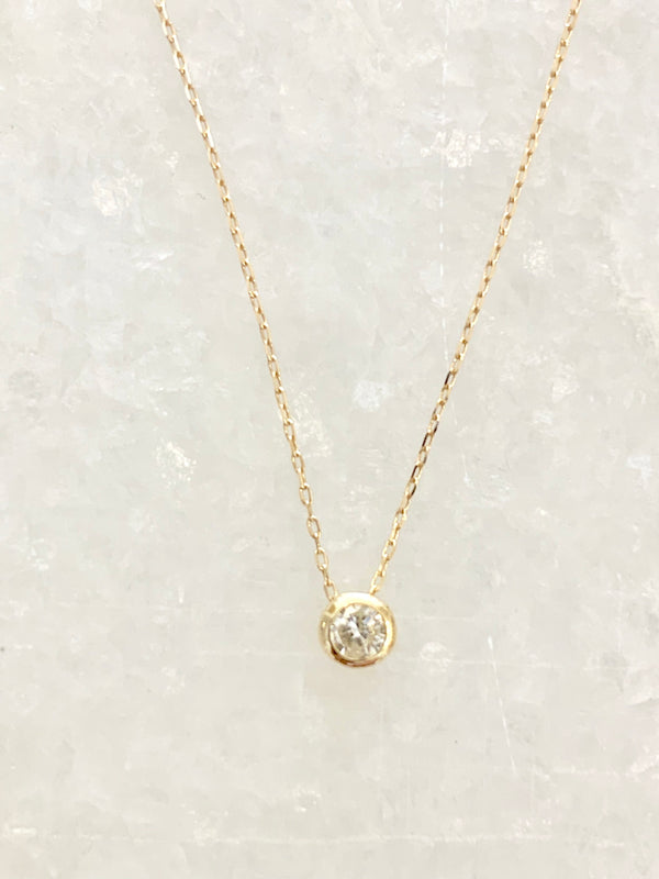 Solid gold chain with floating diamond - Ilumine' Gallery 